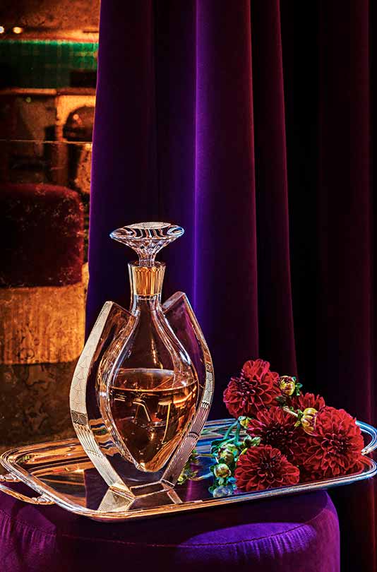 Case with Whisky Decanter with Gold image number null